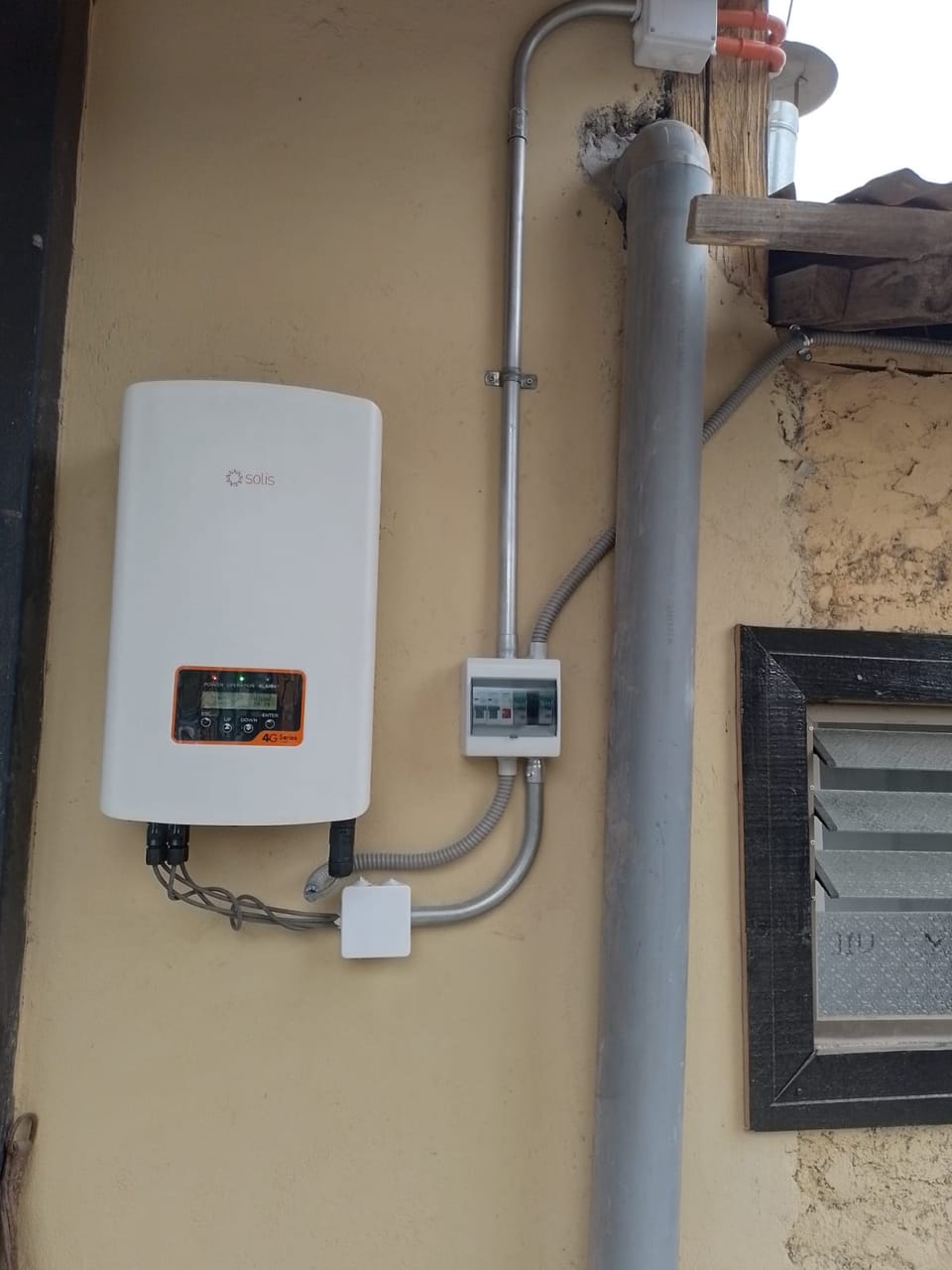 Inversor híbrido Solis instalado en muro exterior