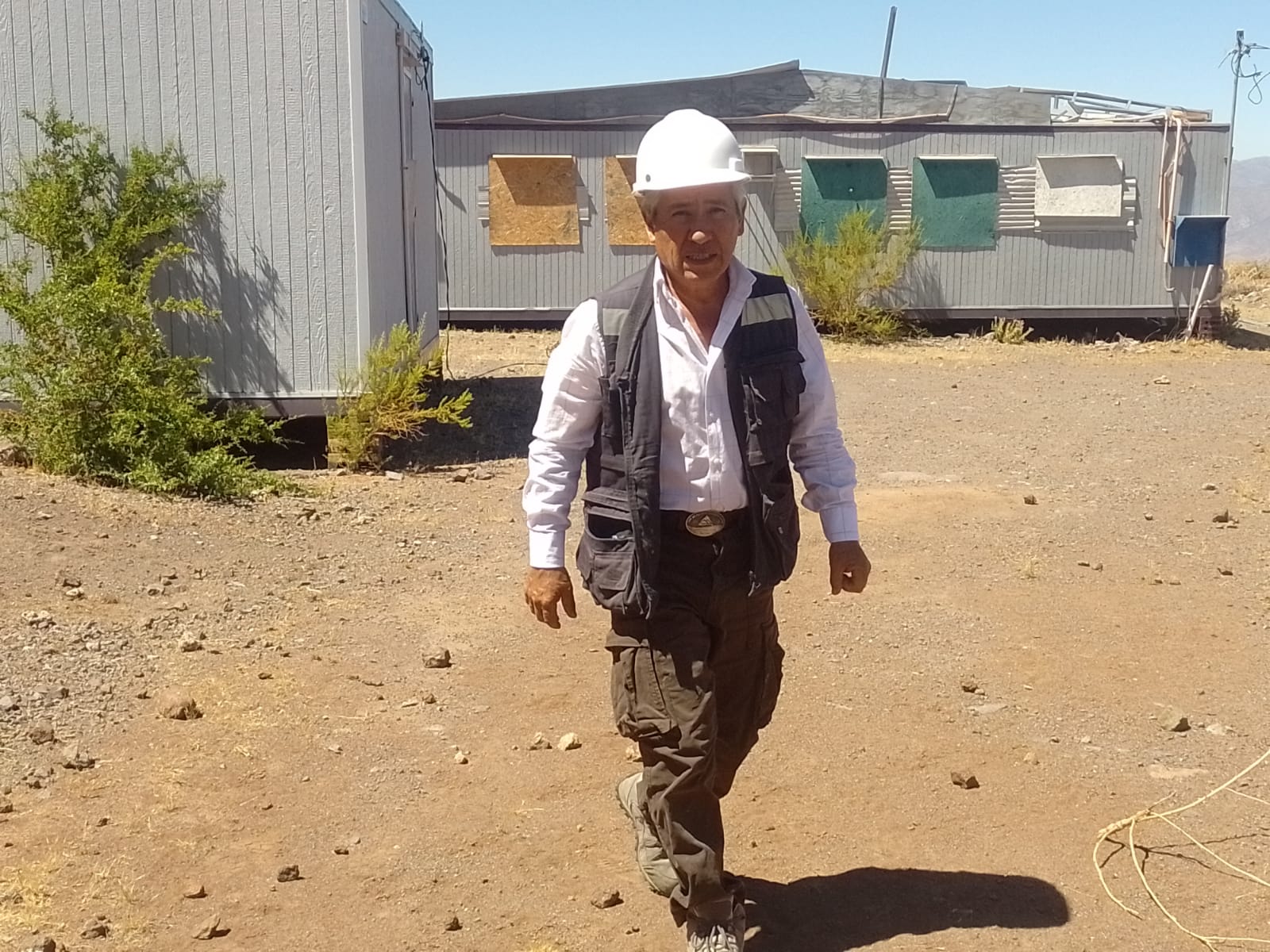 Yonso Muñoz, a cargo de Conexiones Solares EIRL, con casco en faena