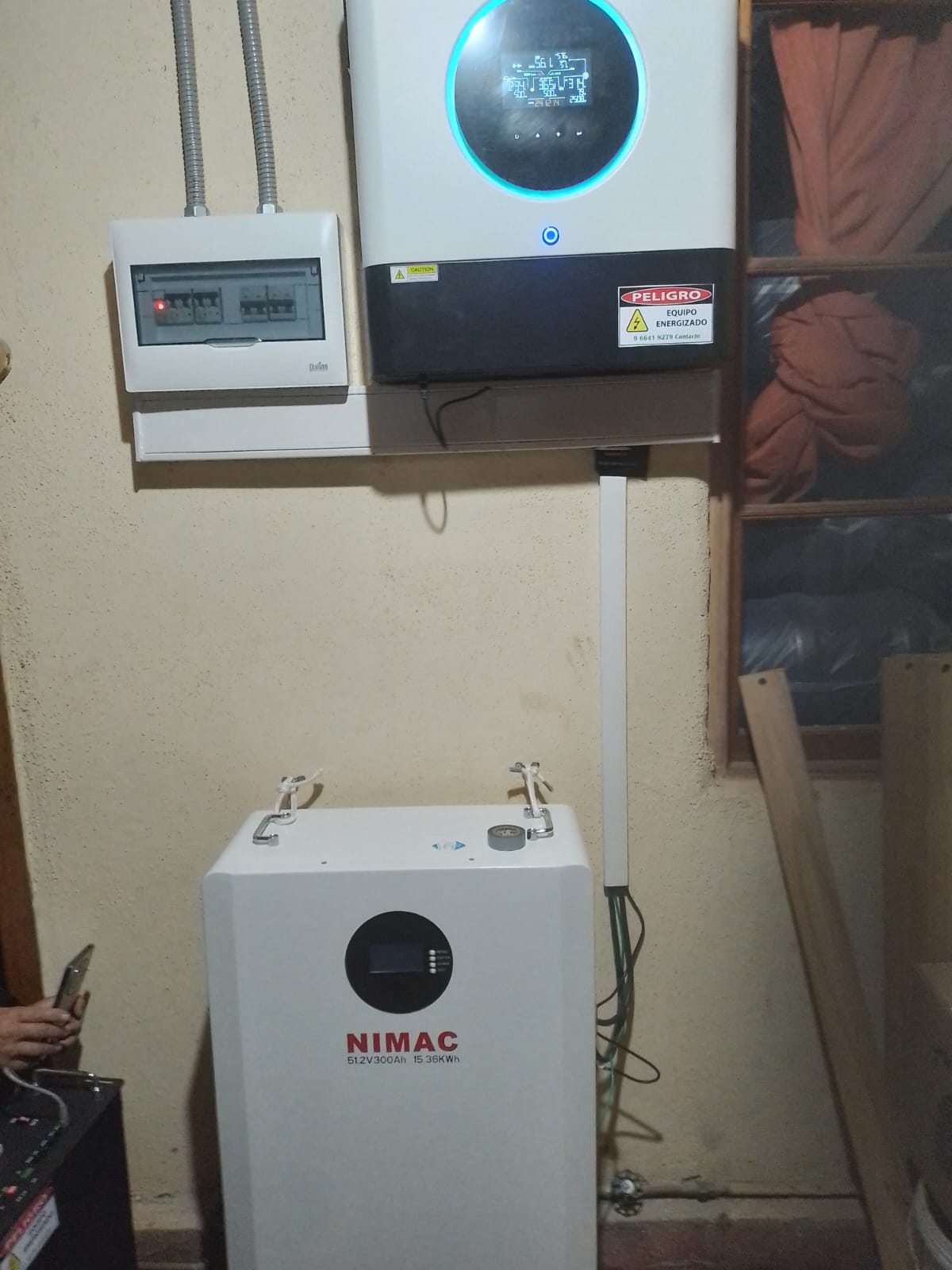 Tablero eléctrico junto a banco de baterías NIMAC instalado