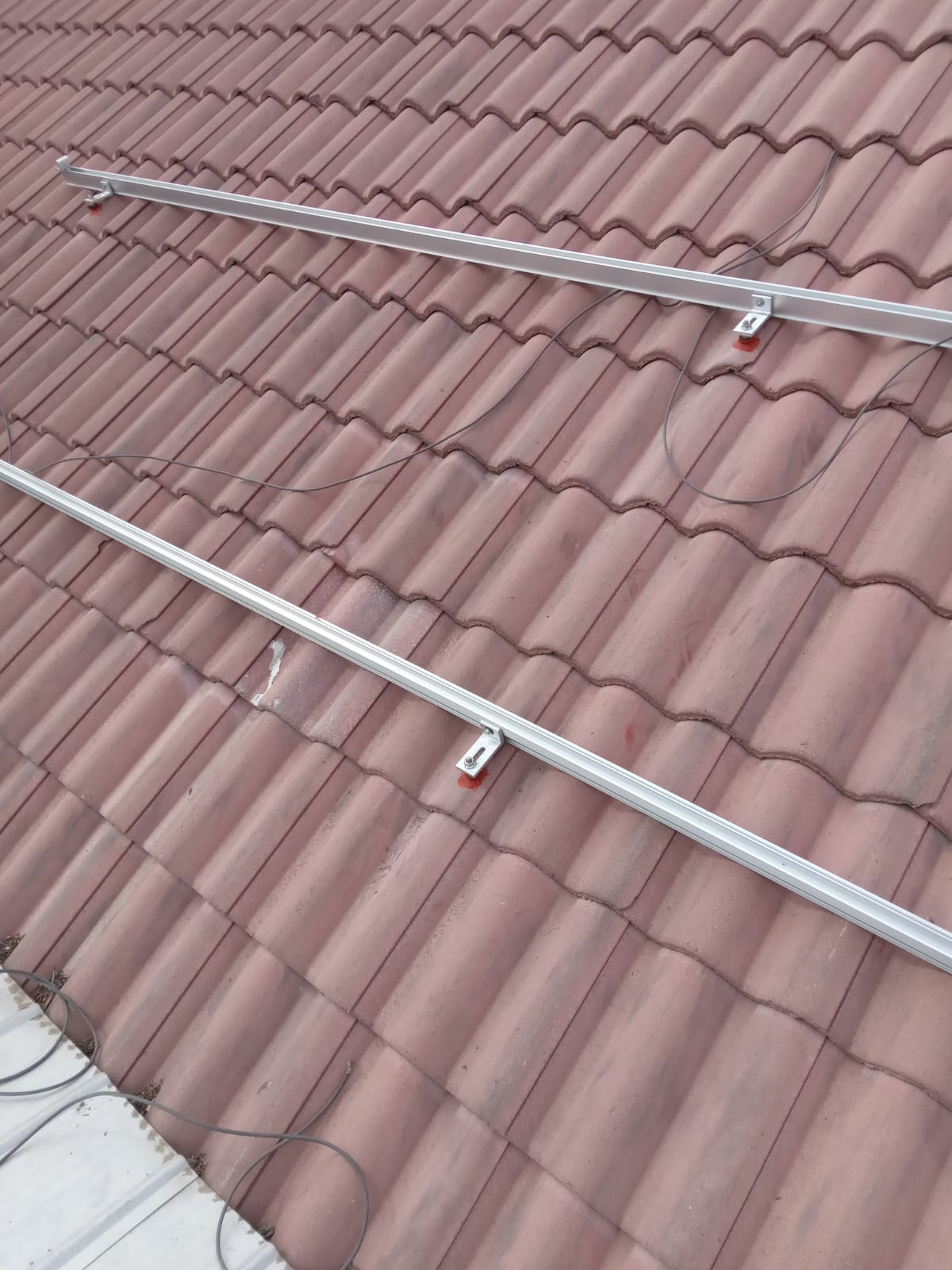 Montaje de rieles de anclaje sobre techo de tejas para paneles solares