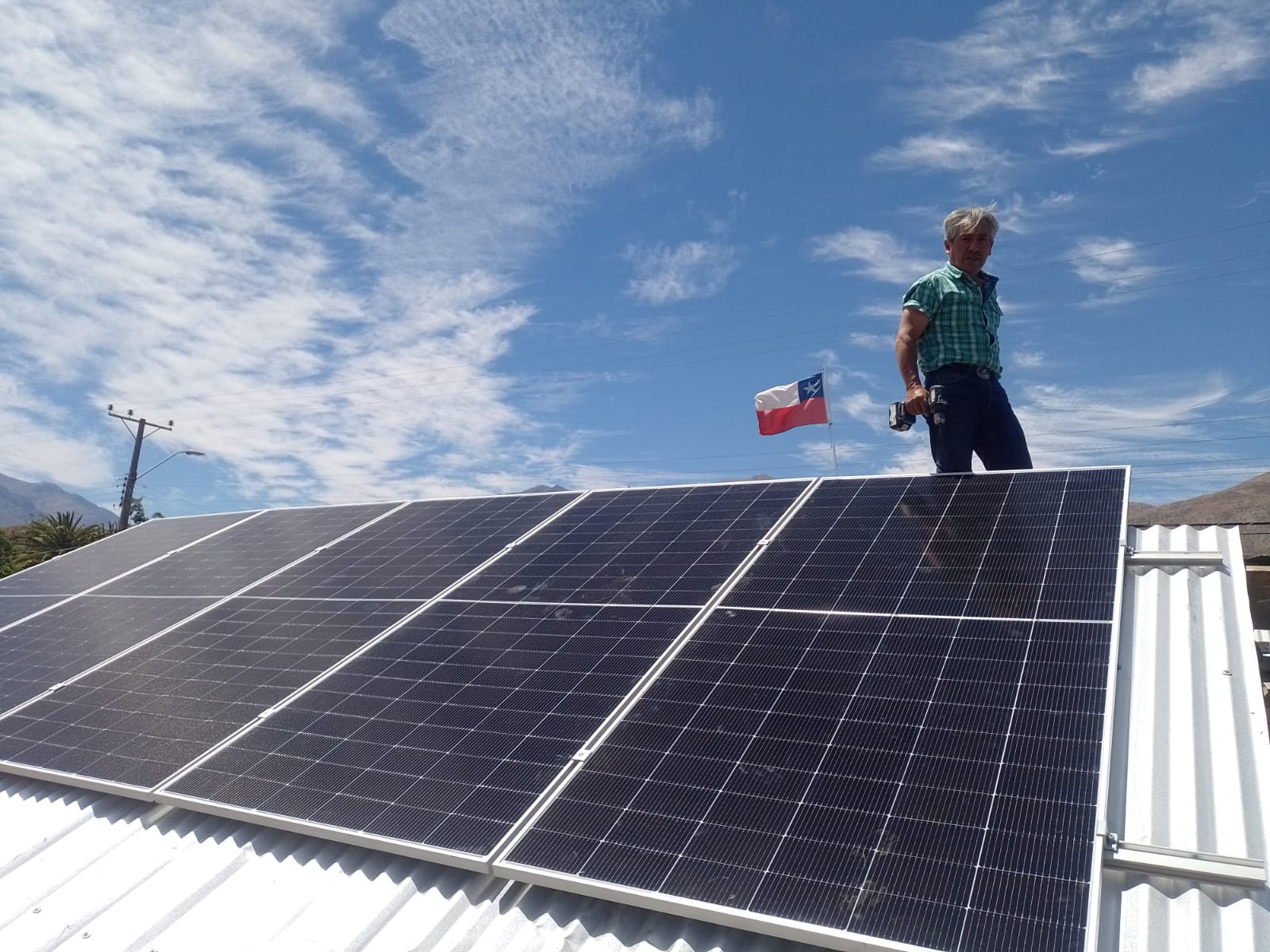 Técnico trabajando sobre el techo durante una instalación de paneles solares